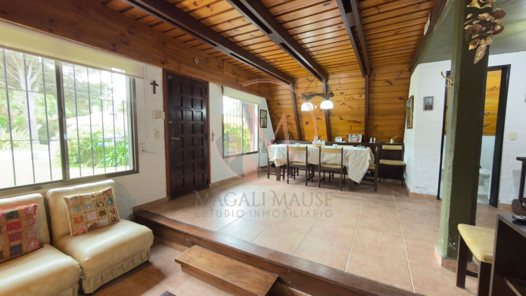 Casa Alpina en Zona Iglesias - A metros del mar sobre Av. Libertador, Pinamar