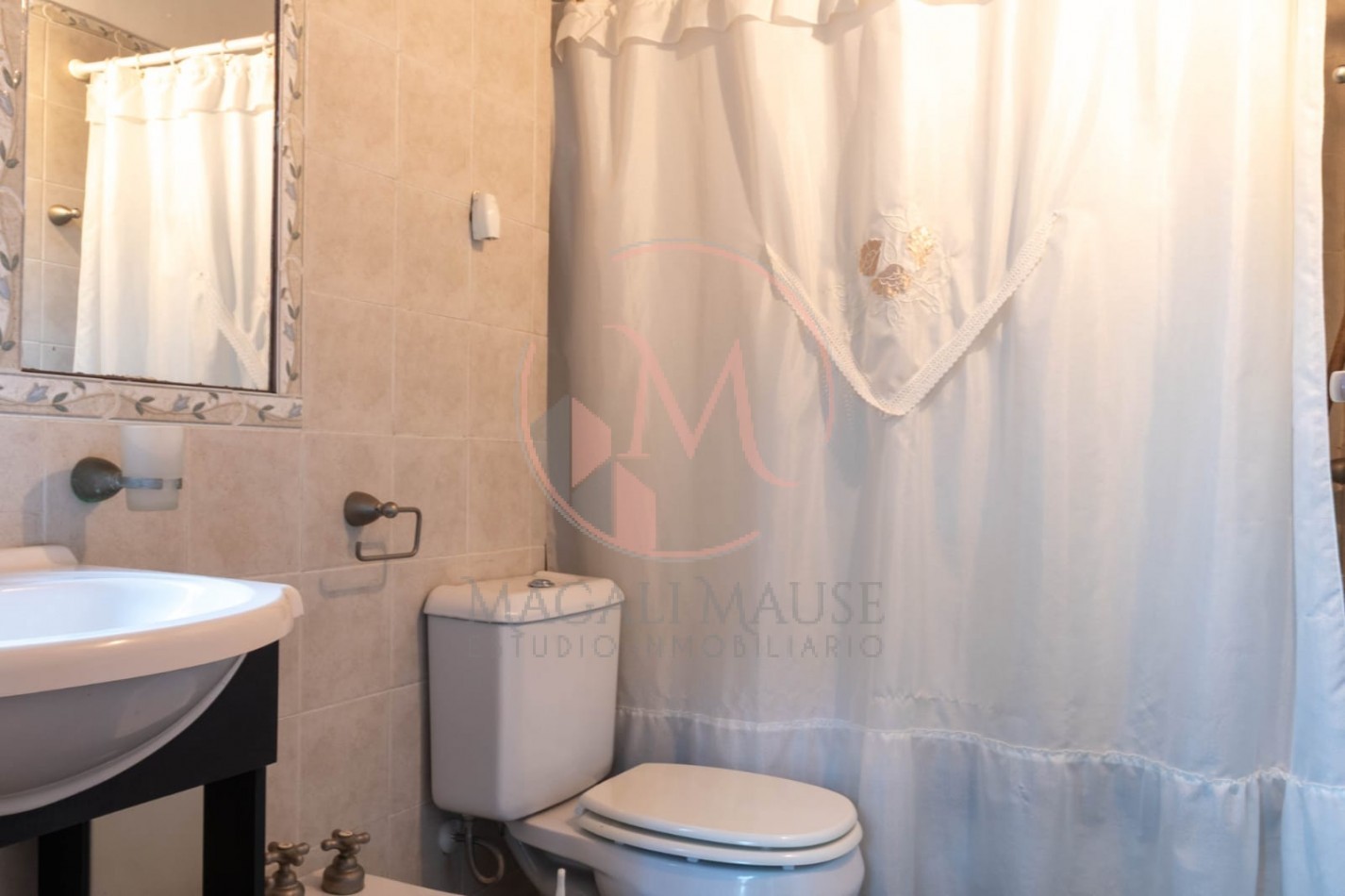 ¡Casa de 2 Plantas en Zona Norte de Pinamar - Estilo Clasico Moderno!