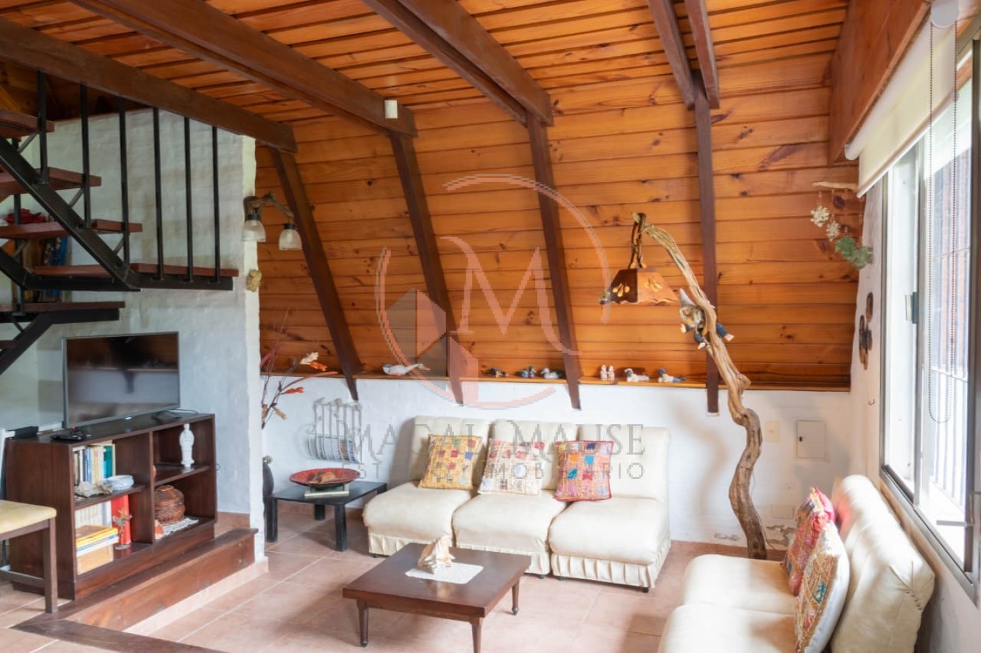 Casa Alpina en Zona Iglesias - A metros del mar sobre Av. Libertador, Pinamar