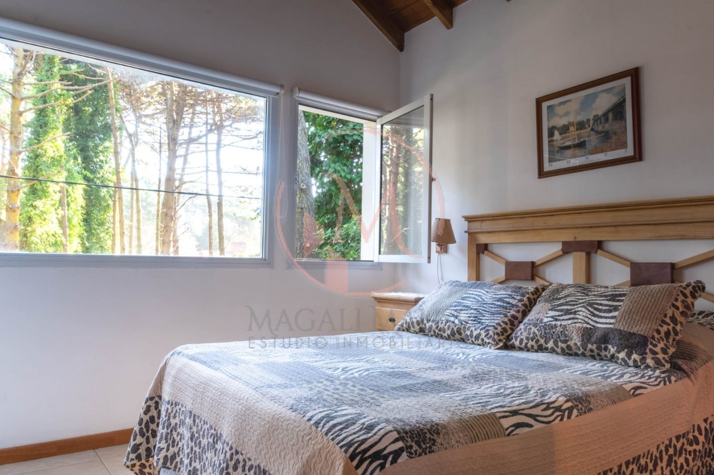 ¡Casa de 2 Plantas en Zona Norte de Pinamar - Estilo Clasico Moderno!