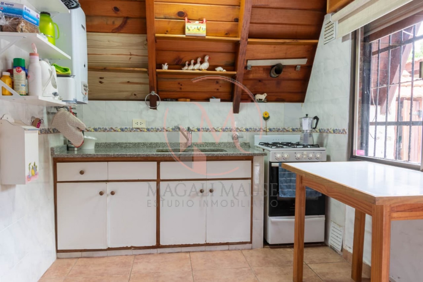 Casa Alpina en Zona Iglesias - A metros del mar sobre Av. Libertador, Pinamar