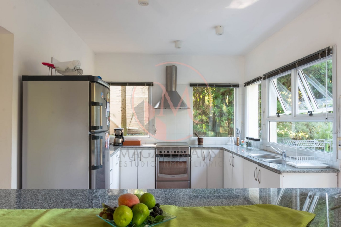 ¡Casa de 2 Plantas en Zona Norte de Pinamar - Estilo Clasico Moderno!