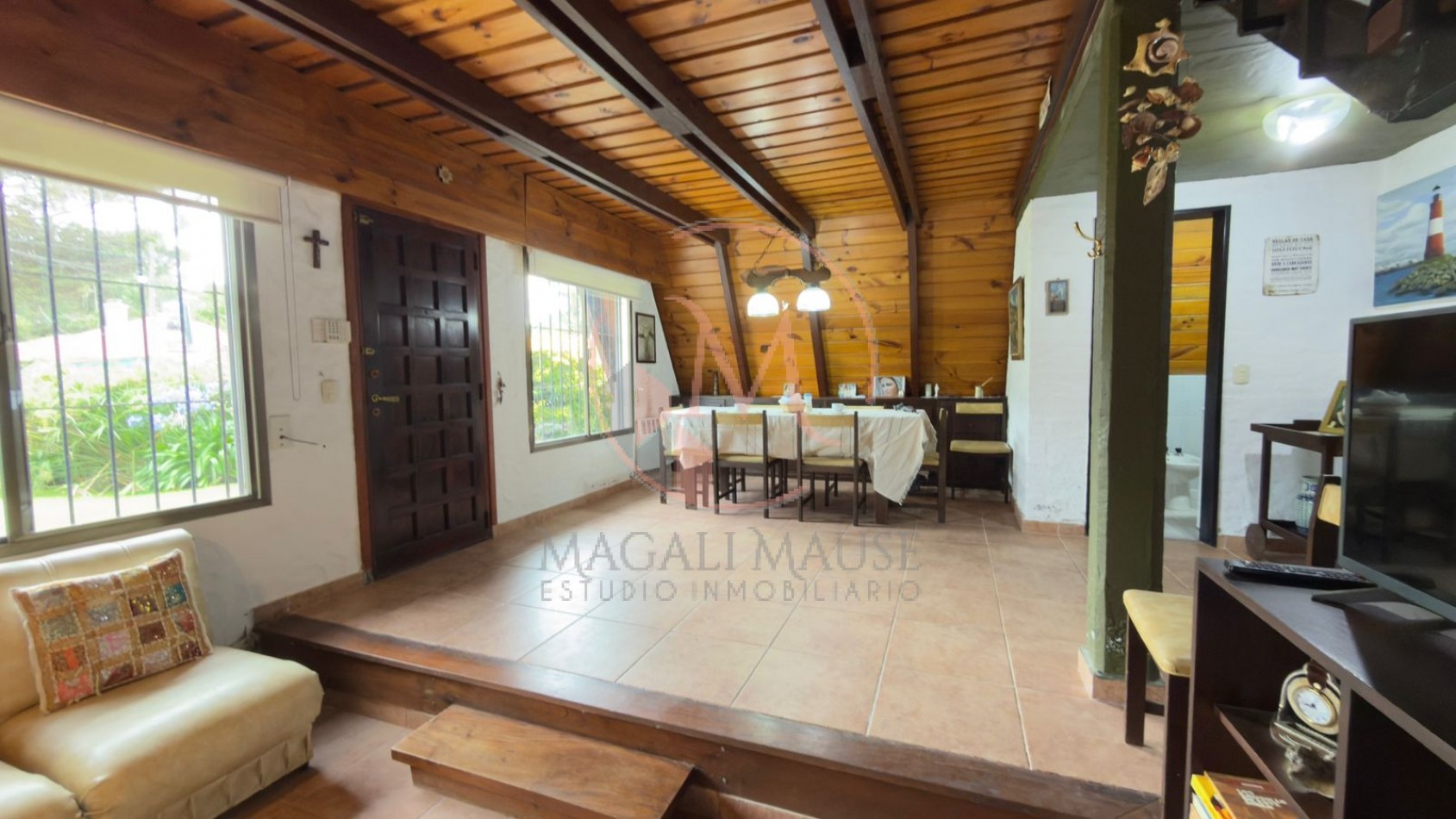 Casa Alpina en Zona Iglesias - A metros del mar sobre Av. Libertador, Pinamar