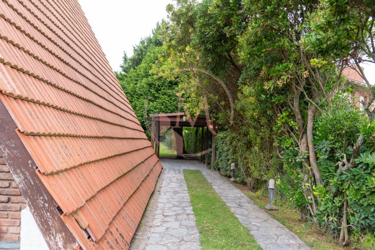 Casa Alpina en Zona Iglesias - A metros del mar sobre Av. Libertador, Pinamar