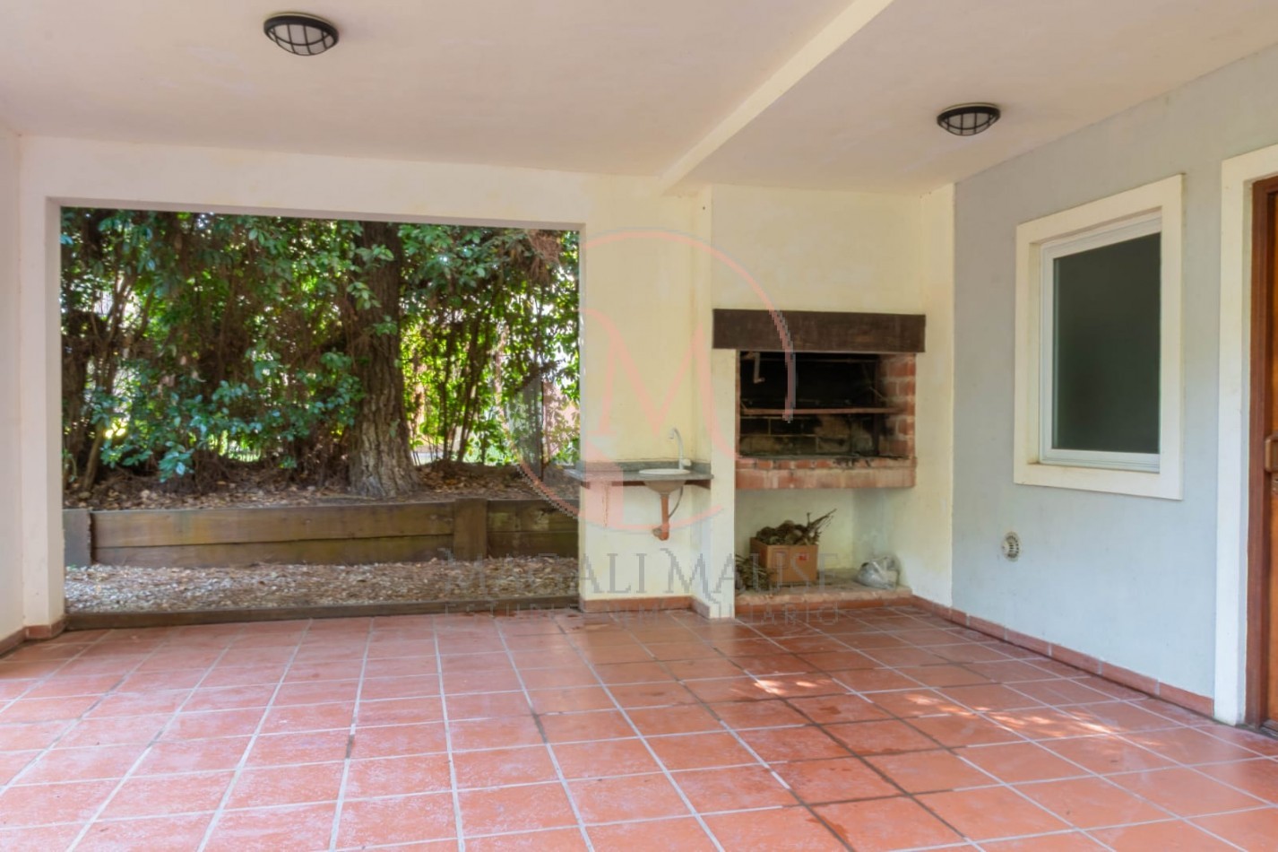 ¡Casa de 2 Plantas en Zona Norte de Pinamar - Estilo Clasico Moderno!