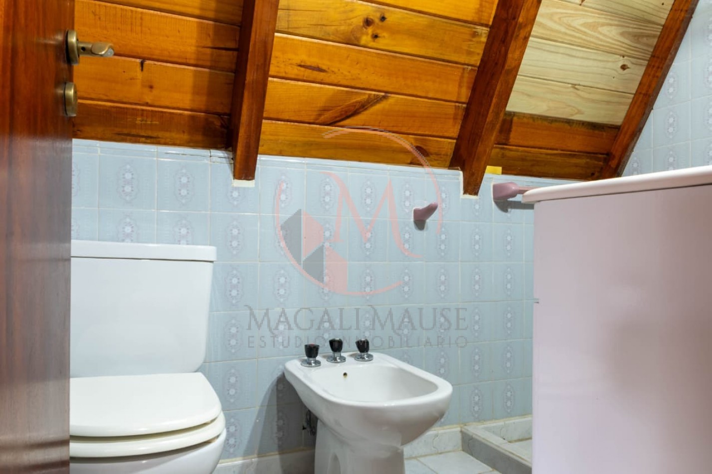 Casa Alpina en Zona Iglesias - A metros del mar sobre Av. Libertador, Pinamar