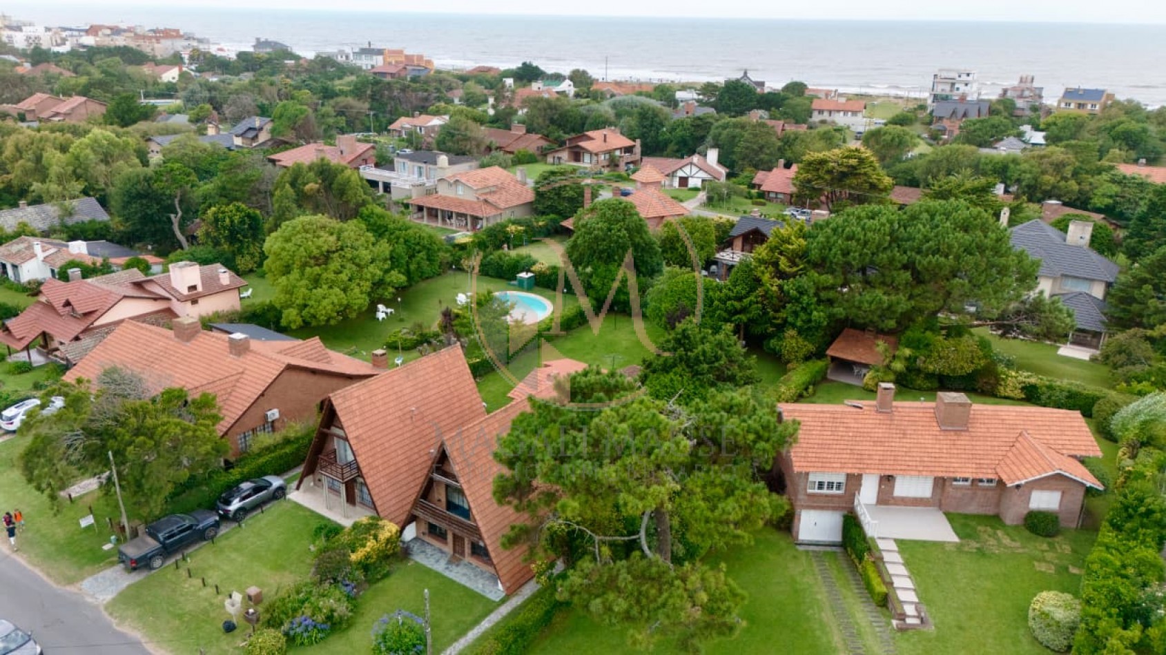 Casa Alpina en Zona Iglesias - A metros del mar sobre Av. Libertador, Pinamar