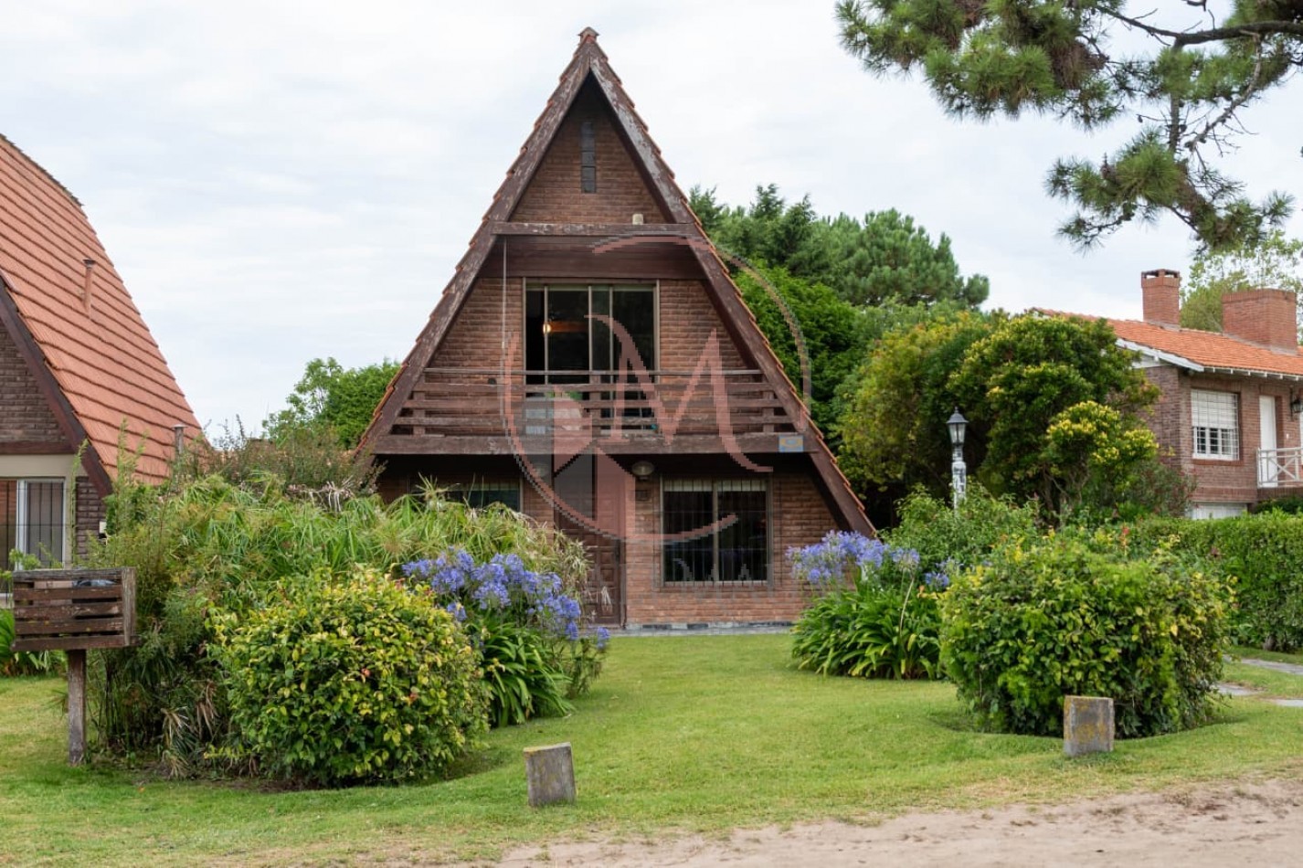 Casa Alpina en Zona Iglesias - A metros del mar sobre Av. Libertador, Pinamar