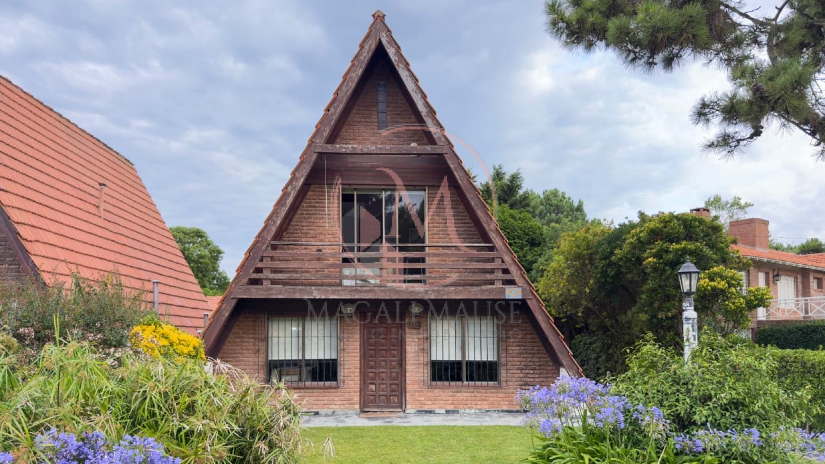 Casa Alpina en Zona Iglesias - A metros del mar sobre Av. Libertador, Pinamar