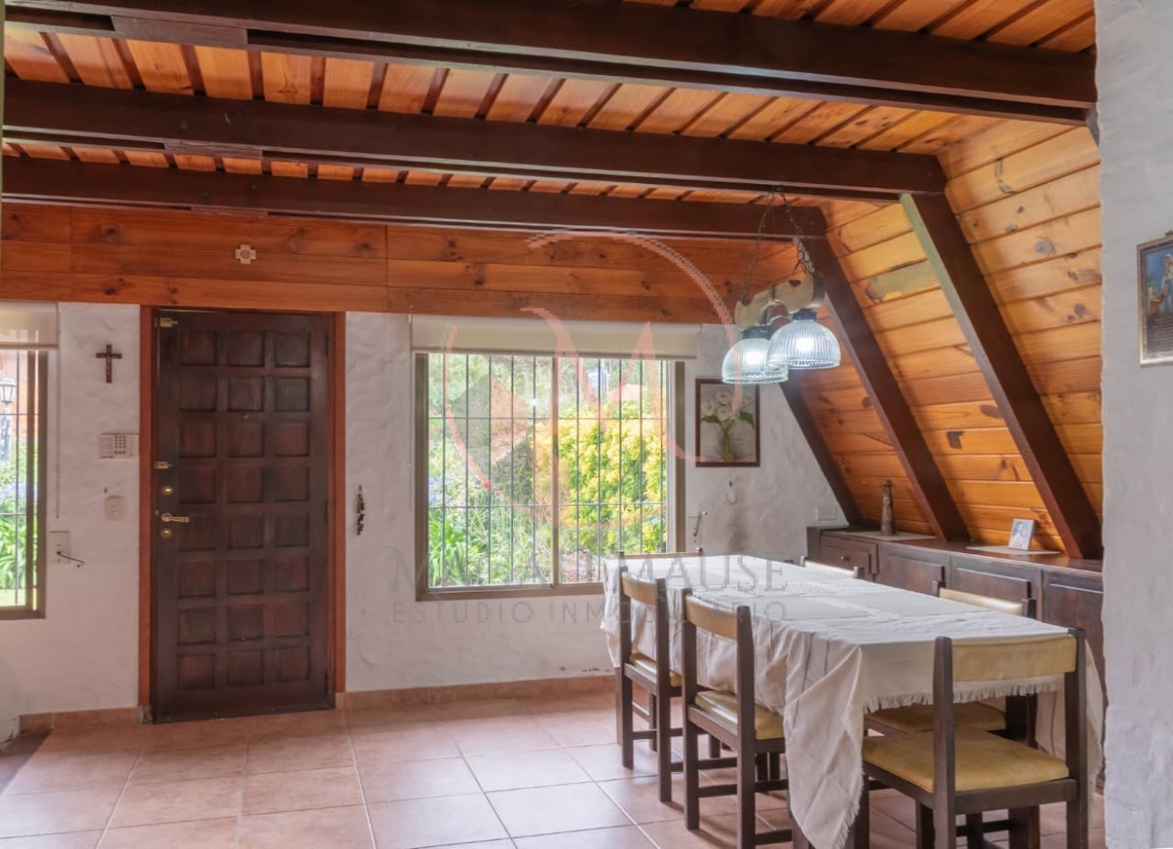 Casa Alpina en Zona Iglesias - A metros del mar sobre Av. Libertador, Pinamar