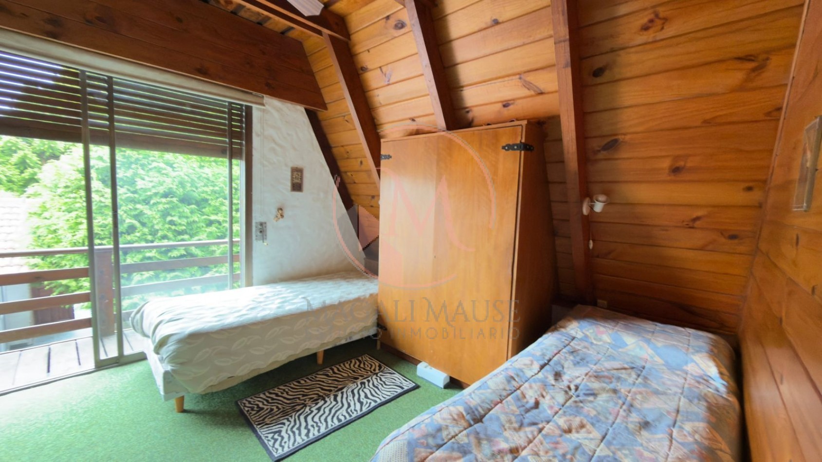 Casa Alpina en Zona Iglesias - A metros del mar sobre Av. Libertador, Pinamar