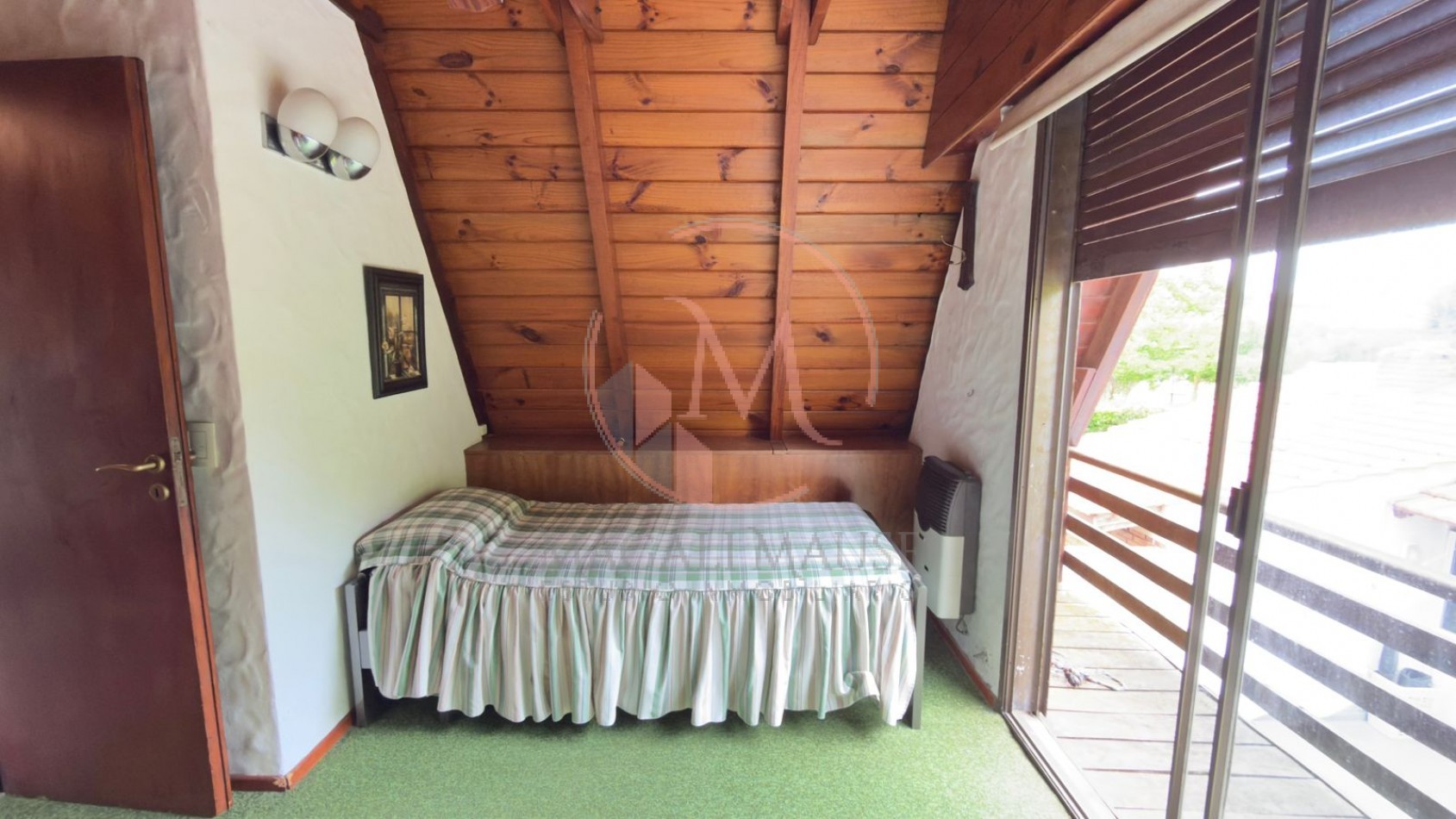 Casa Alpina en Zona Iglesias - A metros del mar sobre Av. Libertador, Pinamar