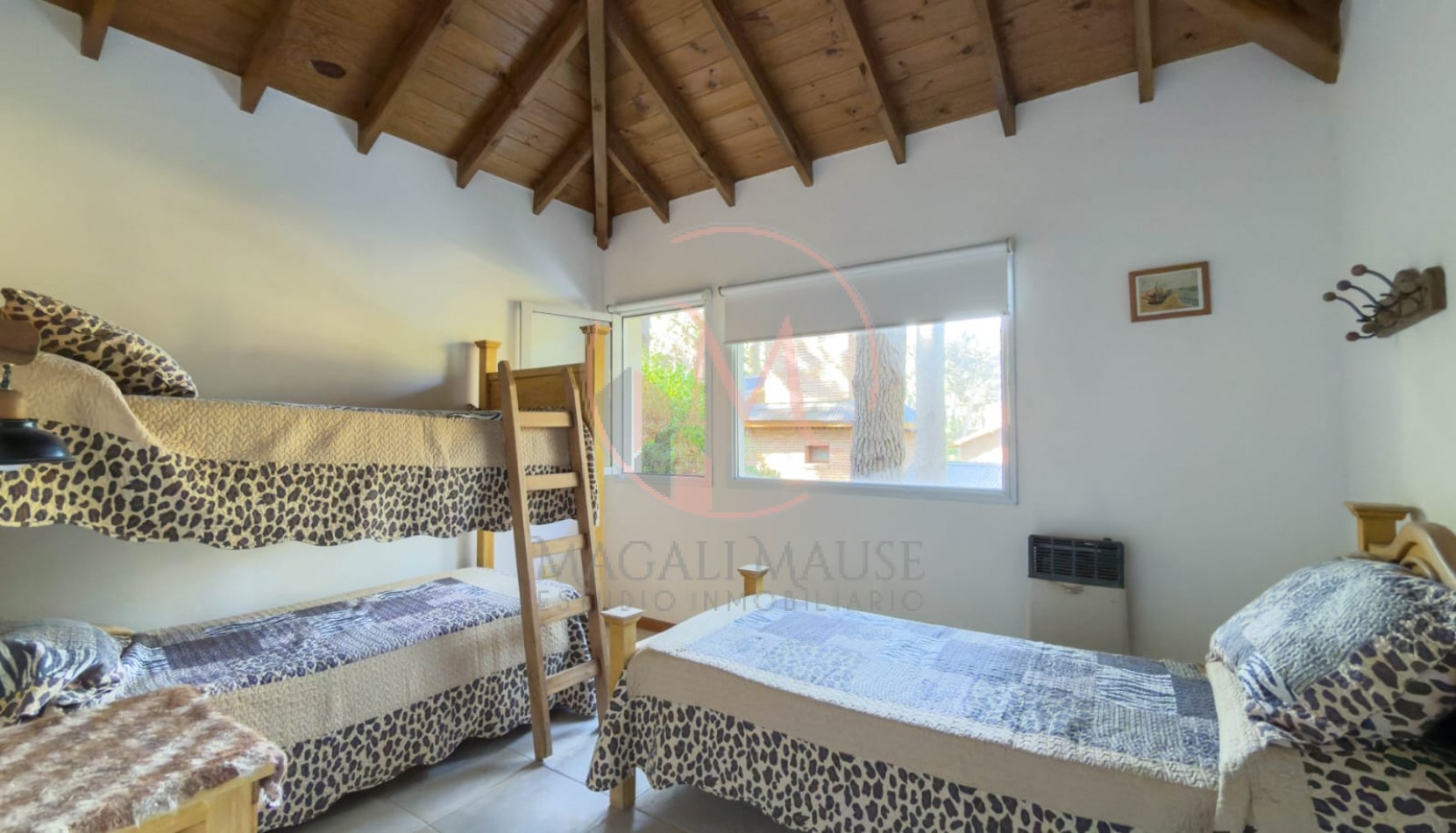 ¡Casa de 2 Plantas en Zona Norte de Pinamar - Estilo Clasico Moderno!