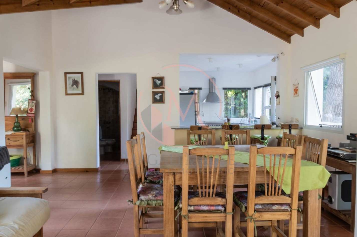 ¡Casa de 2 Plantas en Zona Norte de Pinamar - Estilo Clasico Moderno!