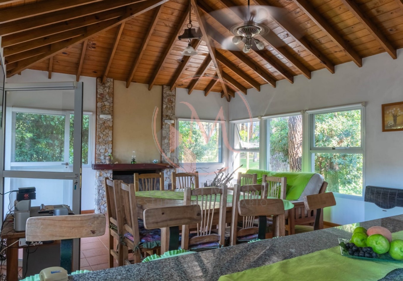 ¡Casa de 2 Plantas en Zona Norte de Pinamar - Estilo Clasico Moderno!