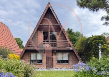 Casa Alpina en Zona Iglesias - A metros del mar sobre Av. Libertador, Pinamar